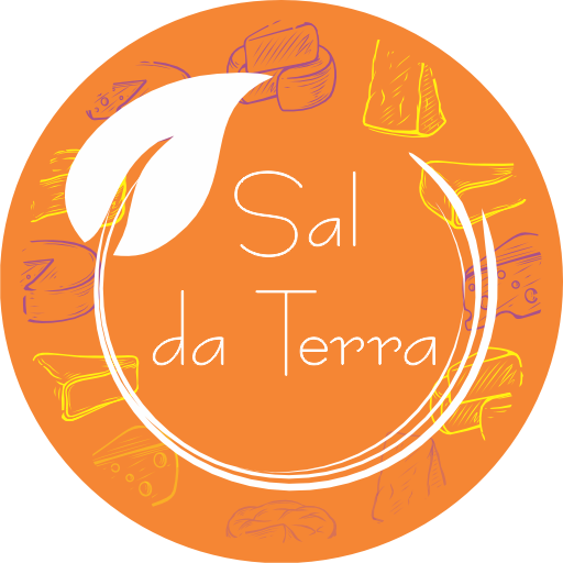 Logo com fundo laranja e desenho de queijos como detalhes ao fundo e em primeiro plano a logo com uma folha e caule em elipse abraçando a palavra Sal da Terra.